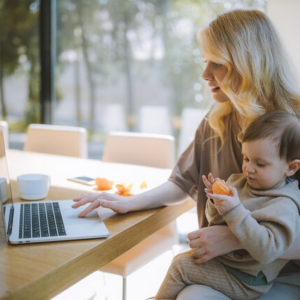 אמא עם תינוק עובדת מהבית